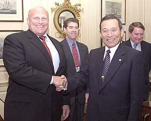 김동신 국방장관(오른쪽)이 리처드 아미티지 부장관을 만나 악수하고 있다