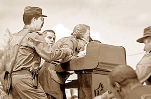 피델 카스트로 의장이 연설을 하다가갑자기 쓰러져 주변 사람들의 부축을 받고 있다