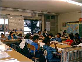 웨스트 아덴초등학교는 흑인과히스패닉이 99%를 차지한다.