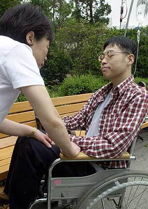 김영숙씨가 암치료를 받고 있는한상인씨(오른쪽)를 돌보고 있다