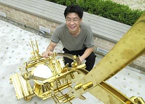 서울 도심 한복판 옥상에 직접 만든 천체망원경을 설치하고 별학교를 연 김지현씨.