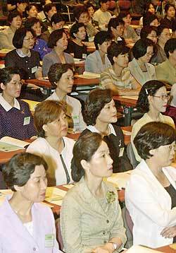 '관리직 여성공무원 전국대회'에서 참석자들이 진지한 표정으로 사례발표를 듣고 있다