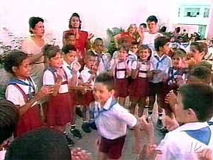 쿠바로 돌아간 엘리안군(가운데)이 한 초등학교에서 친구들에게 둘러싸여 뛰어놀고 있다