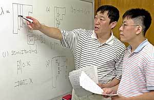 강석진 교수(왼쪽)와 홍진 박사가 칠판에 다양한 모델을 그려가며 토론을 벌이고 있다