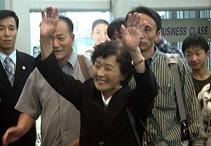 장길수군 가족중 1명이 인천공항에 도착한 뒤 기쁜 표정을 짓고 있다