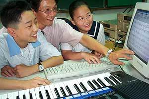 신일 중학교 마상학 교사가 학생들과 컴퓨터로 음악수업을 하고 있다