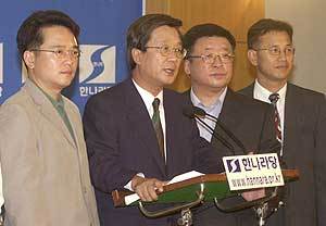 강재섭 부총재(왼쪽에서 두번째)가 황장엽씨 방미문제 등에 대한 당에 입장을 밣히고 있다