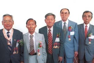 50년 만에 훈장을 받은 박준성·김경팔·안현득·최종대·심극섭씨(왼쪽부터).
