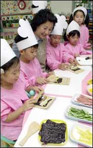 이동희 원장과 어린이들이'꼬마김밥'을 만들고 있다.