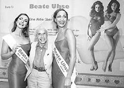 1999년 섹스용품 전문회사인'베아테 우제' 주식을 공개한 직후의 베아테우제 여사(가운데)