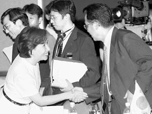 악수하는 韓日외무