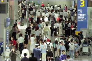 인천국제공항 출국장이 인산인해를 이루고 있다.