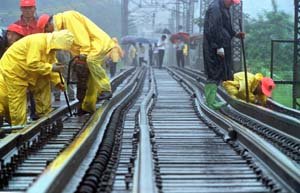 폭우에 휜 철로