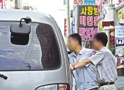 서울지검 마약 수사관들이 '미끼'를 풀어  마약밀매업자와 접촉을 시도하고 있다