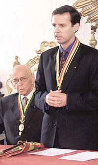 호르헤 키로가 볼리비아 부통령(오른쪽)의 취임전날 연설하는모습