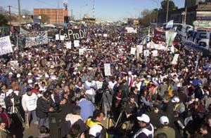아르헨티나 실업자들이 7일 도로를 점거하고긴축재정정책에 항의하며 시위를 벌이고 있다