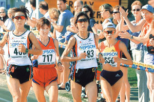 여자마라톤에서 우승한 시몬(오른쪽)과 준우승한 레이코(483번) 등 4명의 선수가 막판 레이스를 펼치고 있다.