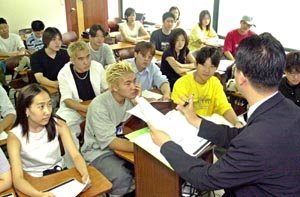 13일 오후 강남역 주변의 한 외국어 전문학원에서조기유학을 떠났던 학생들이 SAT강좌를 듣고있다
