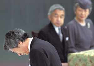 고이즈미 日총리가 ‘전국 전몰자 추도식’에 참석해 묵도하고 있다