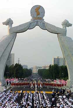 방북한 남측 대표단 일부가 참석한 가운데 15일 평양시 통일거리 '조국통일 3대헌장 기념탑'앞에서 개최된 `2001민족통일대축전'