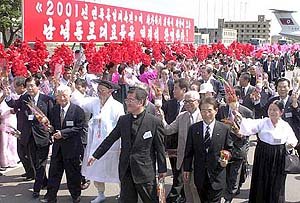 남측 대표단 방문에 환호하는 북한주민들