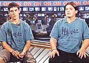 친구가 된 이스라엘의 도니 슐만(왼쪽)과 팔레스타인의 자말 오부 잔트