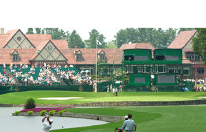 크리스 디마르코(미국)가 연습라운드에서 PGA챔피언십 사상 가장 긴 파4홀인 18번홀(490야드)에서 어프로치샷을 하고 있다.