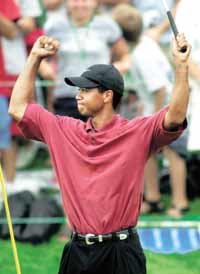 ’ 연장 7번째 홀에서 버디퍼팅을 성공시킨 우즈가 두 팔을 들어 갤러리들의 환호에 화답하고 있다.