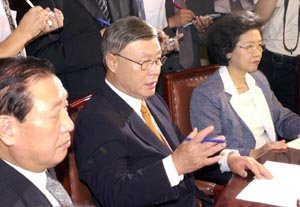 김중권 대표가 30일 열린 최고위원회의에서최근 당과 청와대간의 갈등설을 해명하고 있다