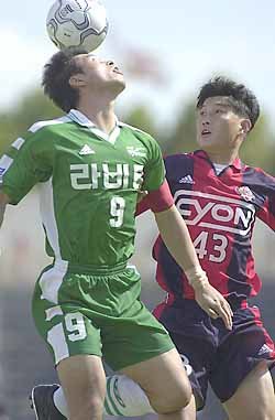 전북현대 김도훈(왼쪽)과 안양LG 유상수가 공중볼을 다투고 있다