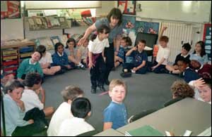 영국의 수습교사가 놀이를 통해초등생들에게 각도를 가르치고 있다.