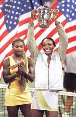 비너스 윌리엄스(오른쪽)가 동생 세레나의 박수를 받으며 우승트로피를 들어 보이고 있다.