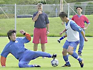 “자, 잘해보자.” 축구대표팀 선수들이 히딩크감독이 지켜보는 가운데 11일 대전에서 전술훈련을 하고있다.