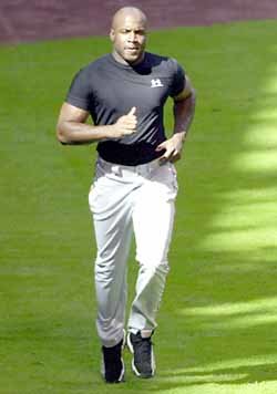 샌프란시스코의 배리 본즈가 테러 참사로 인해 경기가 열리지 않은 13일 휴스턴구장에서 달리기로 몸을 풀고있다.