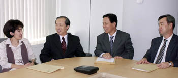 오른쪽부터 김영석 이종왕 이용훈 양창순위원