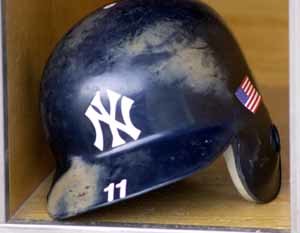 시카고 코미스키 파크에서 19일 경기를 갖는 뉴욕 양키스 선수의 핼멧에 성조기가 그려져 있다.
