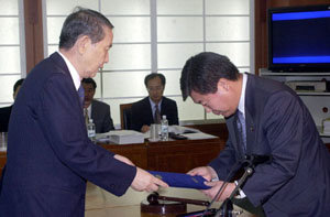 KBS 박권상 사장(왼쪽)으로부터 최재승 위원장이깍듯한 자세로 선서문을 전달받고 있다