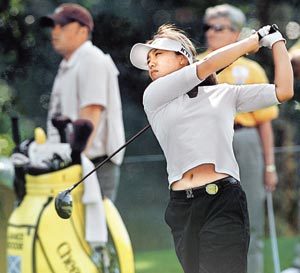 시즌 첫승에 목마른 김미현이 1라운드 13번홀에서 드라이버 티샷을 때린 뒤 날아가는 공을 주시하고 있다.