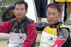산악자전거를 타고 백두산 등정에 도전하는 전광일(왼쪽) 김석출씨.