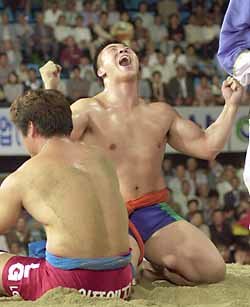 6개월만에 한라봉 정상에 등극한 김용대(오른쪽)가 우승을 확정짓는 순간 모래판에 꿇어앉은채 포효하고 있다.