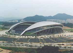 국내 여섯번째 월드컵 경기장으로 웅장한 자태를 드러낸 광주월드컵경기장.