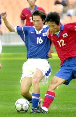 국가대표팀의 미드필더 전우근(왼쪽)이 올림픽상비군의 구경현의 밀착마크를 제치고 드리블하고 있다.