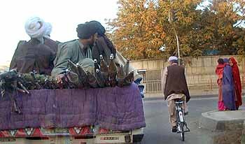 탈레반 병사들이 소형 트럭에 로켓포를싣고 북쪽 전선을 향하고 있다