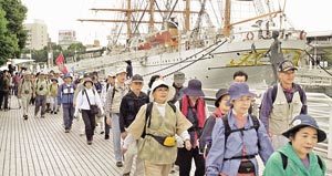 요코하마에서 열린 한일 우정걷기대회 참가자들이 요코하마시의 상징인 니혼마루 범선 옆을 줄지어 걷고있다.