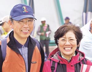 한일우정걷기대회의 마지막인 요코하마대회에 참가한 이케다씨 부부가 환하게 웃고 있다