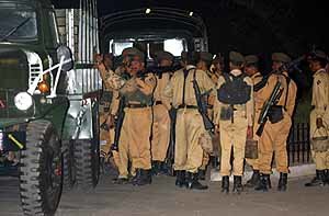 파키스탄 무장경계 강화