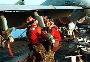 전폭기 미사일 장착