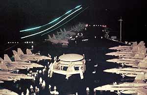 전폭기 어둠가르며 발진