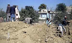 폭격당한 카불 주택가