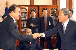 '잘해봅시다' 민주당 이상수 총무(왼쪽) 한나라당 이재오 총무